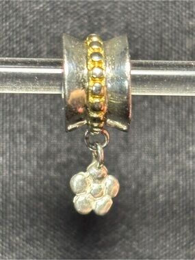 Halia Sterling silver daisy dangle charm 925
